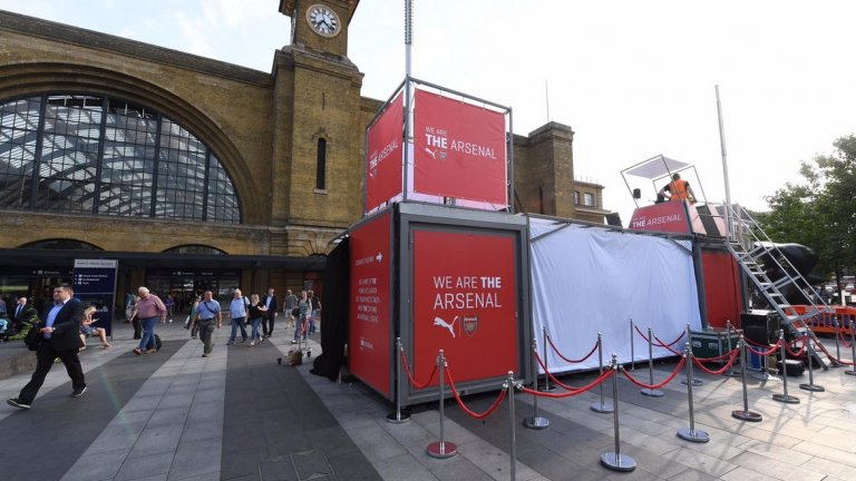 Сцената, на която бе представен новият екип