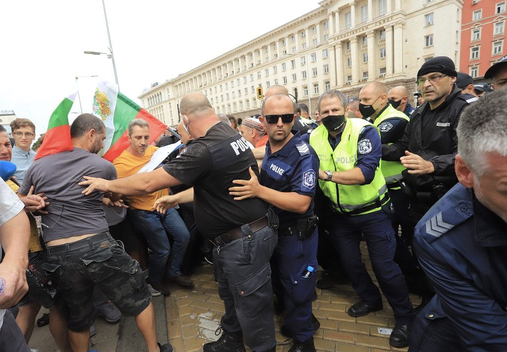 Протестиращи блокираха за кратко пл. "Независимост", полицията успя да ги изтласка