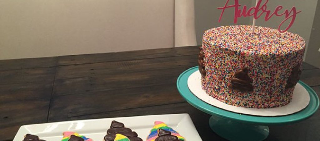 Тортата и сладките на рождения ден са също издържани в тематиката на партито