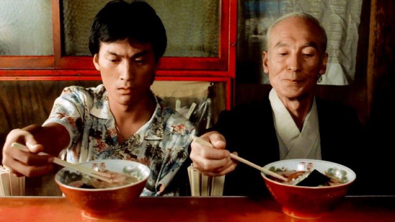 10. Tampopo (1985)

"Тампопо" е азиатски шедьовър, в който всичко се върти около храната. Японският филм излиза по екраните година преди "Девет седмици и половина", което подсказва кой от кого е заимствал пикантната сцена с облизването на вкусотии от тялото на любимата. "Тампопо" е стилна, очарователна, лирична комедия, деликатес за всеки киноман.