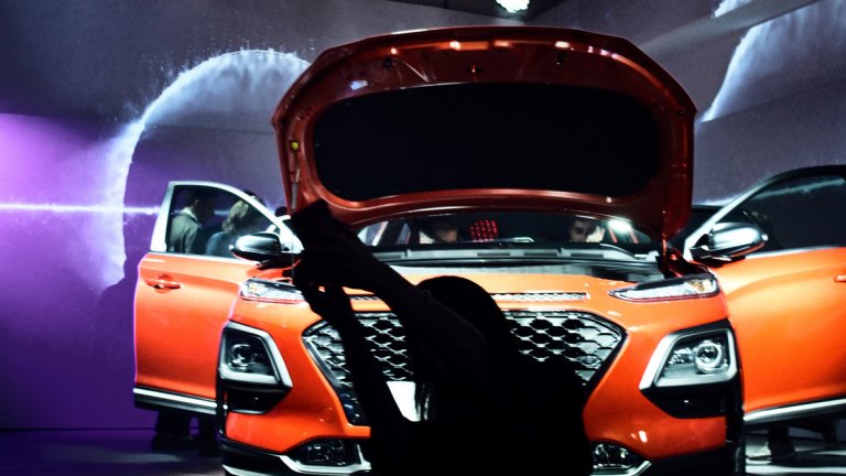 Изцяло новият KONA е компактен SUV с дързък и агресивен дизайн и изцяло диодни LED светлини, двутоново решение на покрива и избор от десет екстериорни цвята. Истински SUV с четири задвижващи колела, KONA разполага също с хедъп дисплей, висококачествена аудио система от Krell и пълна свързаност, която позволява на пътниците да използват Apple CarPlay и Android Auto на 7-инчовия сензорен екран.