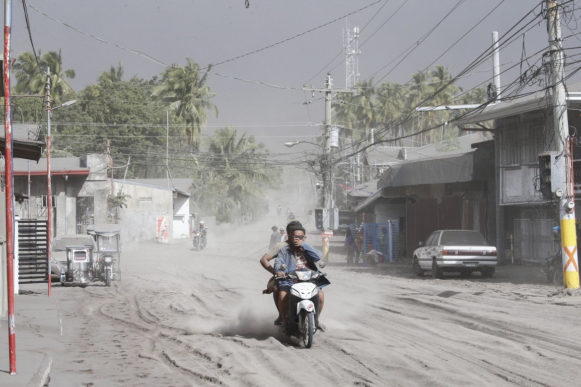 Хиляди евакуирани заради изиграващ вулкан във Филипините