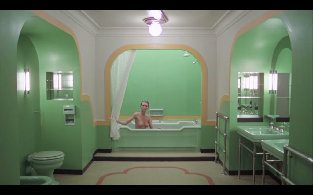 Стая 237 в „Сиянието“ (1980)
Ако сме научили нещо от „Сиянието“, то е никога, никога да не приближаваме стая 237. Беше достатъчно лошо, че не знаехме какво откри малкият Дани, когато влезе вътре. Когато обаче баща му – Джак Никълсън хвърли поглед, из