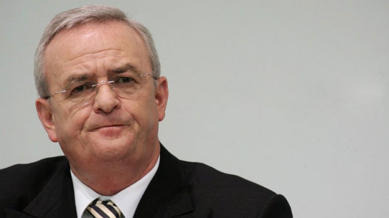 Изпълнителният директор на Volkswagen Group Мартин Винтеркорн се извини на клиентите. Бордът на директорите на компанията отложи за петък заседанието, което трябва да реши дали да бъде уволнен или не. Според Tagesspiegel той ще бъде заменен с шефа на  Porsche Матиас Мюлер