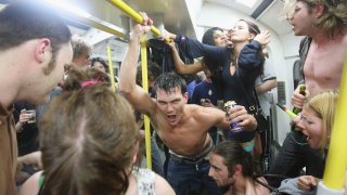 пияни, алкохол, младежи, метро