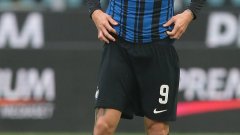Два фрапантни пропуска и един отменен гол е активът на Икарди в дербито, а Интер изпусна да победи Милан