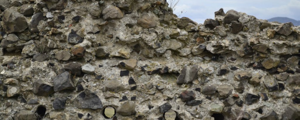 Дупките за дървените греди, поддържали пода на втория етаж, все още могат да се видят в стените.