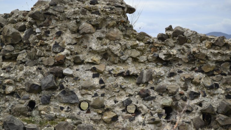 Дупките за дървените греди, поддържали пода на втория етаж, все още могат да се видят в стените.
