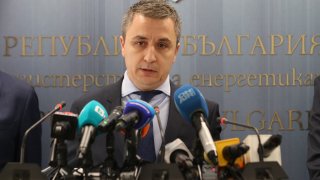 Министър Александър Николов увери, че България няма да води преговори под натиск и с наведена глава