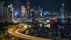 Принципът на "двете системи" постановява, че китайските закони не могат да се прилагат в специалния район. В същото време - по-големите гаранции за правата и свободите, които основният закон на Хонконг гарантира- не важат извън неговите граници.

