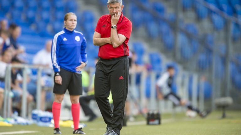 Централен защитник: Урс Фишер (Базел)
Урс Фишер е начело на Базел, който е в една група с българския Лудогорец, ПСЖ и Арсенал. По време на кариерата си бе капитан на Цюрих и Санкт Гален. В момента е на 50 и е начело на Базел от лятото на миналата година.