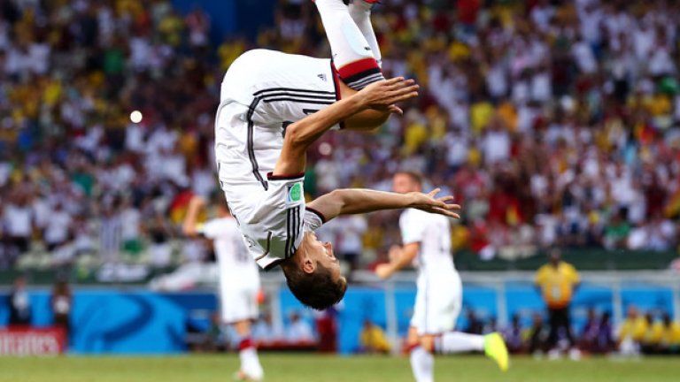 8. Мирослав Клозе, Германия.
137 мача, 71 гола.
Вкара в дебюта си за Германия, наниза и пет попадения с глава на Мондиал 2002 - рекорд за голове с тази част на тялото на едно световно!
Счупи рекорда на Роналдо за най-много голове на Мондиали - 16. А за малко изобщо да не играе за Германия, защото е роден в Полша и до 6-годишна възраст дори не е знаел да говори немски.