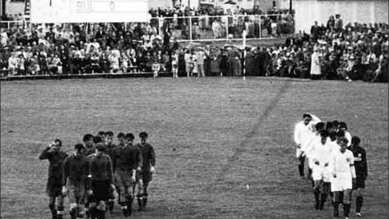 Трагедия на игрите в Хелзинки-52
СССР – България 2:1
15 юли 1952 г., стадион „Урхеилукескус”, Котка
Олимпийските игри в Хелзинки-52 са първите, в които България участва след края на Втората световна война. По волята на жребия нашите ще трябва да играят в първия си двубой срещу „големия брат” от СССР. Пред 11 000 зрители на стадиона във финландския град Котка редовното време завършва без гол. Реферът Ищван Жолт от Унгария отсъжда две продължения. В 95-ата минута България повежда. Вкарва Иван Колев, който става и първият ни голмайстор на олимпийски игри. 
Точно когато всички очакват победа, Всеволод Бобров и Василий Трофимов обръщат резултата. Съветският съюз продължава напред, а нашите напускат олимпиадата с наведени глави.
Най-зле след загубата се чувства вратарят ни Апостол Соколов – Поцо, баща на легендата на „Левски” Георги Соколов. По думите му „ в съблекалнята цареше най-страшното мълчание, което съм чувал някога". Ден по-късно вестник „Хелзинки Саномат” пише: "Видяхме най-добрия вратар на света", от когото тогава се учи и великият Лев Яшин.