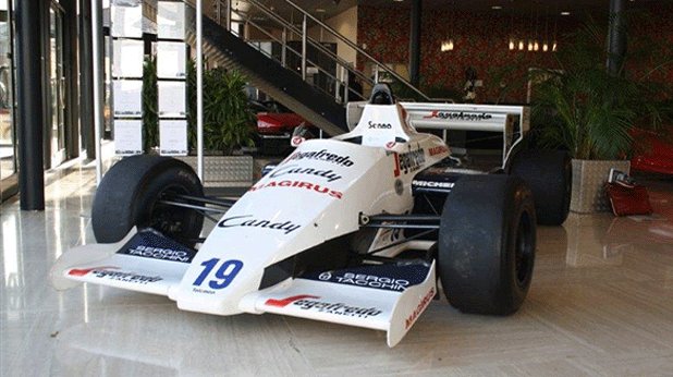 Toleman TG184
(продавач Memento Exclusives, Великобритания)
Цена: при запитване

Феновете на Формула 1 няма как да не познаят този болид, все пак е каран от легендарния Айртон Сена през първия му сезон в световния шампионат през 1984. Точно това шаси е изключително ценно, защото с него Сена се класира на второ място в Гран при на Монако, състезанието, което е прекратено заради силен дъжд и бразилецът до последно смята, че е спечелил, след като изпреварва лидера Айртон Сена, но шефовете на надпреварата взимат за официални резултатите от по-ранните обиколки, в които Прост е напред.
На 1 май се навършват 20 години от смъртта на Сена, така че този TG184 ще е изключително актуален.
TG184 e оборудван с 1,5-литров турбо мотор, дело на компанията Hart с мощност 600 конски сили. Конструктор на болида е Рори Бърни, който в средата на 90-те години и началото на новия век създаваше шампионските болиди на Михаел Шумахер в Benetton и Ferrari.