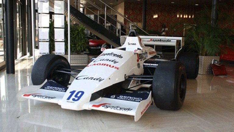 Toleman TG184
(продавач Memento Exclusives, Великобритания)
Цена: при запитване

Феновете на Формула 1 няма как да не познаят този болид, все пак е каран от легендарния Айртон Сена през първия му сезон в световния шампионат през 1984. Точно това шаси е изключително ценно, защото с него Сена се класира на второ място в Гран при на Монако, състезанието, което е прекратено заради силен дъжд и бразилецът до последно смята, че е спечелил, след като изпреварва лидера Айртон Сена, но шефовете на надпреварата взимат за официални резултатите от по-ранните обиколки, в които Прост е напред.
На 1 май се навършват 20 години от смъртта на Сена, така че този TG184 ще е изключително актуален.
TG184 e оборудван с 1,5-литров турбо мотор, дело на компанията Hart с мощност 600 конски сили. Конструктор на болида е Рори Бърни, който в средата на 90-те години и началото на новия век създаваше шампионските болиди на Михаел Шумахер в Benetton и Ferrari.