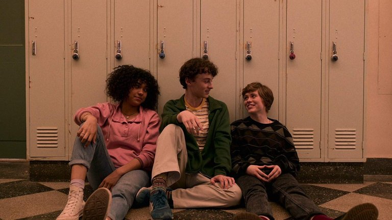 I Am Not Okay With This (Netflix) 

Тийнейджърката Сидни (София Лилис) има да разрешава проблеми със семейството си, гимназията, приятелите и сексуалността си, когато загадъчни суперсили започват да се пробуждат дълбоко в нея. Адаптация на режисьора Джонатан Ентуисъл на графичния роман на Чарлз Форсман, чиято премиера е на 26 февруари по Netflix. 