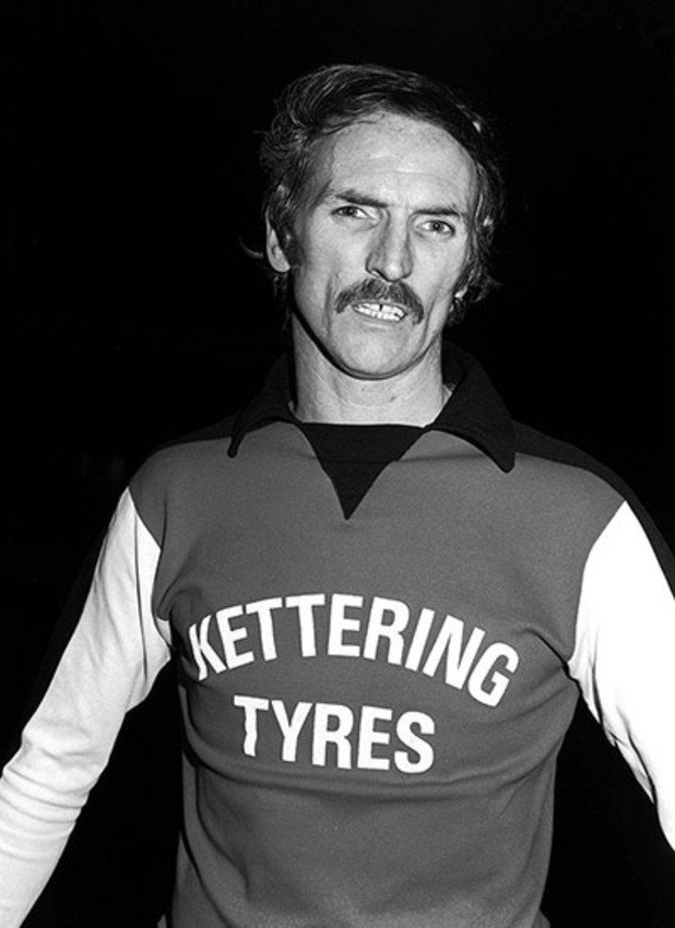 През 1976 г. Кетъринг извършиха греха да станат първия тим в света с лого на екипа. Лого - силно казано. Отборът от Конференцията залепи буквите на местна фирма за гуми на гърдите и заигра с него. Но след три мача Футболната лига забрани надписа и се наложи да го отлепят от екипите.