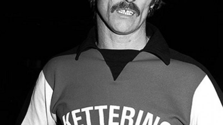 През 1976 г. Кетъринг извършиха греха да станат първия тим в света с лого на екипа. Лого - силно казано. Отборът от Конференцията залепи буквите на местна фирма за гуми на гърдите и заигра с него. Но след три мача Футболната лига забрани надписа и се наложи да го отлепят от екипите.
