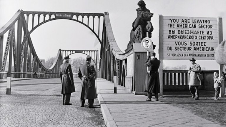 Впоследствие мостът над река Хавел получава наименованието "Мостът на шпионите", а цялата история на размяната на Абел и Пауърс беше разказана в "едноименния филм на Стивън Спилбърг". Актьорът "Марк Райлънс" получи Оскар за поддържаща роля за превъплъщението си в образа на съветския шпионин.
