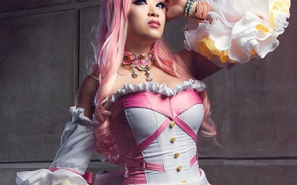 Вая Хан е от Атланта и е ветеран в cosplay-a. Занимава се с това от близо 15 години. Освен, че сама прави костюмите си, провежда обучения за фенове как да влязат в роля
