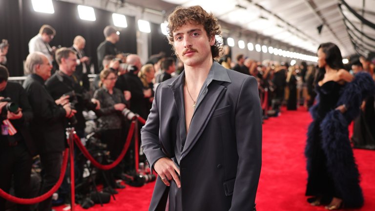 Бенсън Бун 

След като завладя TikTok с песента си Beautiful Things 23-годишният Бенсън Бун без проблеми влезе и в женските фантазии. Комбинацията от емоционален глас, откровени текстове и онова леко уязвимо излъчване го нареди сред любимците на поколението Z – артист, който не разчита на показност, а на искреност.