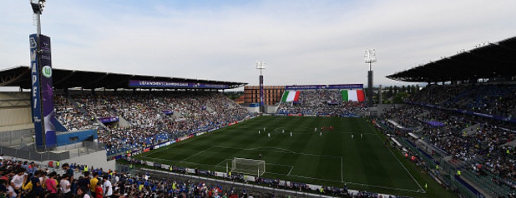 Мачът се игра пред над 20 000 зрители на стадион „Сита дел Триколоре“ в Реджо Емилия