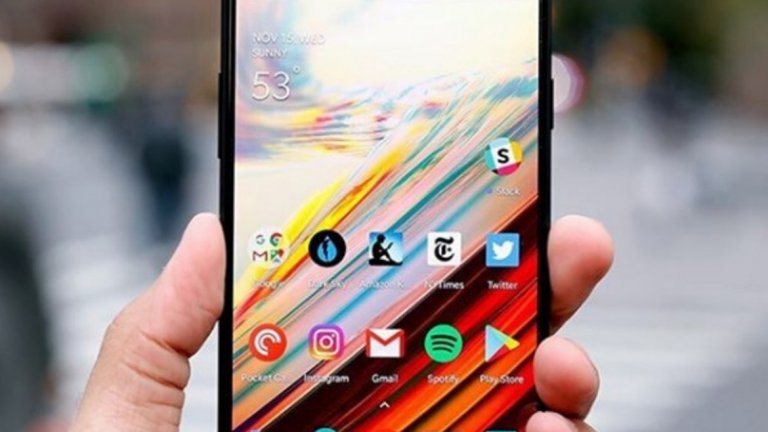 One Plus 5T 
След години на усъвършенстване на достъпни флагмани, OnePlus представя наистина страхотен телефон – OnePlus 5. На 21 ноември той ще бъде заместен от нещо още по-добро –  OnePlus 5T. Той е с дисплей от 6 инча, почти без странични рамки и с 18:9 съотношение на екрана - новата мода сред флагманите. Също така има учудващо бързо лицево разпознаване точно като при iPhone X. OnePlus подобрява двойната камера и продължава да използва последния излязъл чипсет на Qualcomm - Snapdragon 835. Освен това ще откриете добре познатия 3,5 мм жак за слушалки. Слонът в стаята при този телефон - въпреки, че излезе след представянето на новия Android 8 Oreo, пристига с 7 Nougat.  Телефонът току-що беше пуснат в продажба и можете да си го вземете за 499$