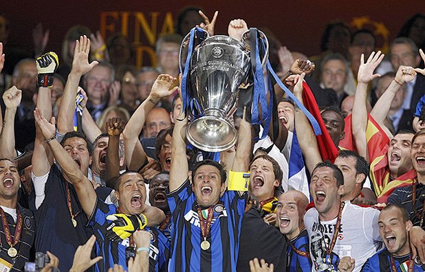 Хавиер Санети вдига Купата на европейските шампиони в Мадрид! Колко дълго Интер чакаше да грабне този трофей и да си спомни за великите времена на Ерера, Факети и останалите.