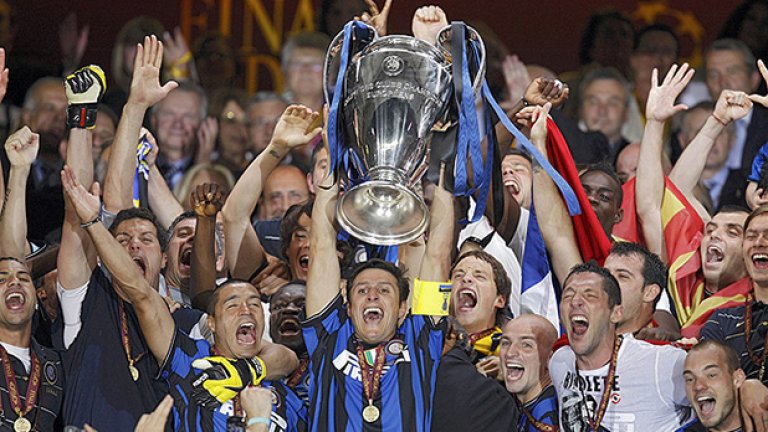 Хавиер Санети вдига Купата на европейските шампиони в Мадрид! Колко дълго Интер чакаше да грабне този трофей и да си спомни за великите времена на Ерера, Факети и останалите.