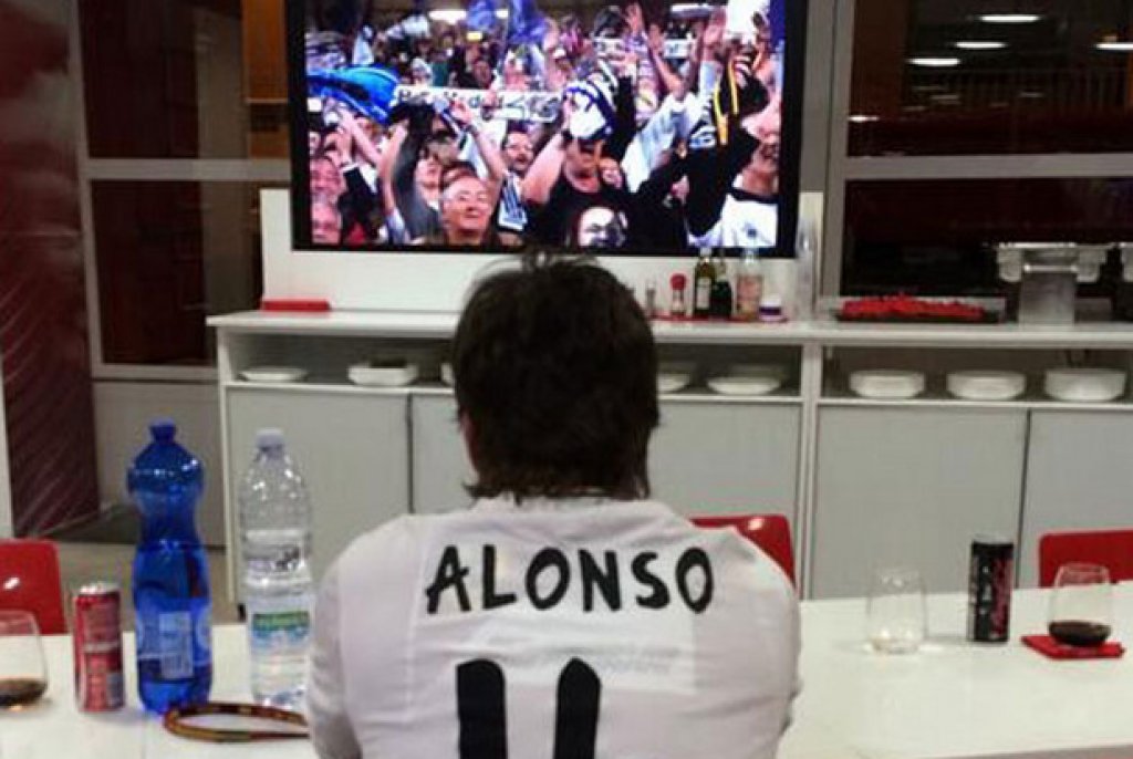 Така Фернандо изгледа победата на финала в Шампионската лига през 2014-а над Атлетико. С екип на Реал, на гърба на който бяха номерът и името на Чаби Алонсо. Е, така поне не се налагаше да се сменя името...