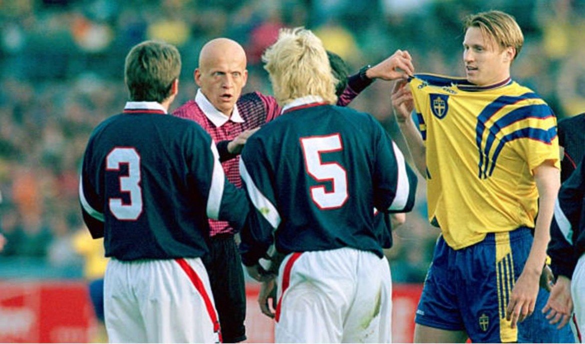 Пиерлуиджи Колина винаги беше така добър да показва на футболистите къде точно е нарушението.