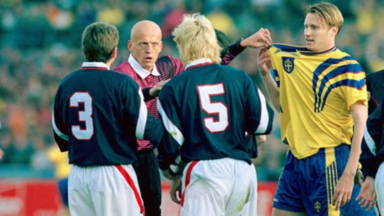 Пиерлуиджи Колина винаги беше така добър да показва на футболистите къде точно е нарушението.