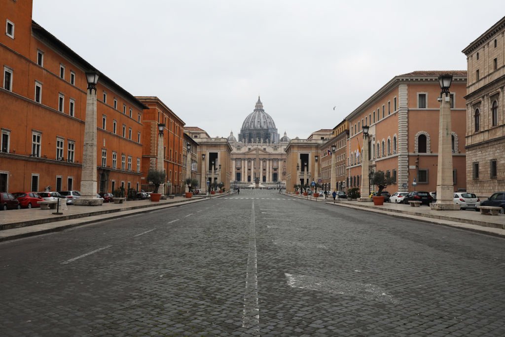 Булевард "Виа дела Кончилиационе", свързващ замъка "Сант Анджело" и големия площад "Свети Петър", също осъмва седмици наред без движение. Снимка 13 март.