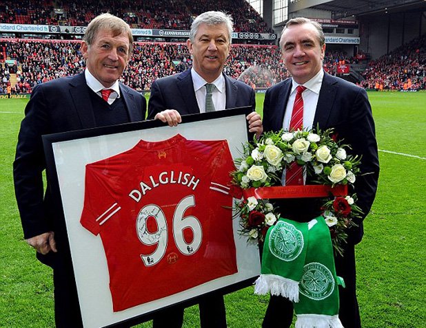 Още в неделя, преди Ливърпул - Сити, легендата Кени Далглиш получи от името на Ливърпул плакет на почит от Манчестър Сити.