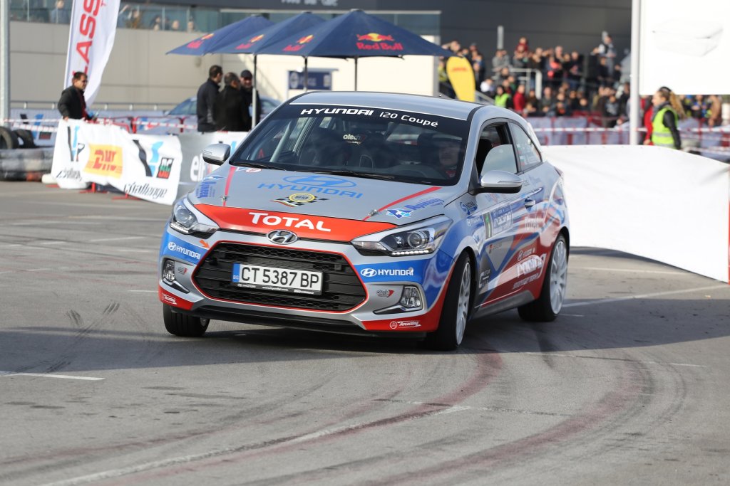 Състезателните автомобили Hyundai i20 Coupe R1, разработени специално за едномарковия шампионат Hyundai Racing Trophy, направиха специална демонстрация за мото феновете.