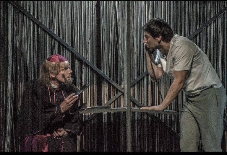 Сцена от спектакъла "Мяра според мяра" под режисурата на Крис Шарков