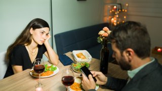 смартфон, връзка, комуникация, любов, отношения, чатене, вечеря, среща, излизане