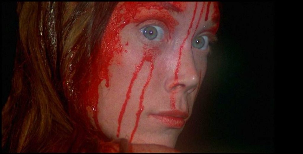 10. Carrie / "Кери" - Брайън Де Палма (1976 г.)
Адаптацията по първия роман на Стивън Кинг от Брайън Де Палма е истинска класика на ужасите - обърнатата история на Пепеляшка, която отива на бала си, но не намира красивия принц, а брутална кървава баня (буквално и преносно). Сиси Спейсик е великолепна в ролята на Кери - потисканата от свръхрелигиозната си майка и тормозена от съучениците си тийнейджърка, която в един момент просто се пречупва и се превръща в ходеща смърт.