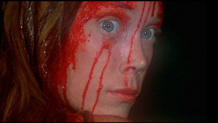 10. Carrie / "Кери" - Брайън Де Палма (1976 г.)
Адаптацията по първия роман на Стивън Кинг от Брайън Де Палма е истинска класика на ужасите - обърнатата история на Пепеляшка, която отива на бала си, но не намира красивия принц, а брутална кървава баня (буквално и преносно). Сиси Спейсик е великолепна в ролята на Кери - потисканата от свръхрелигиозната си майка и тормозена от съучениците си тийнейджърка, която в един момент просто се пречупва и се превръща в ходеща смърт.