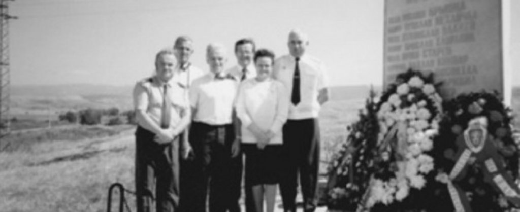 Паметникът е тържествено открит през 1997 година, като сред гостите са и двамата оцелели парашутисти Иван Хошо и Берджих Худоба.