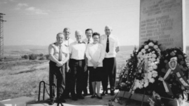 Паметникът е тържествено открит през 1997 година, като сред гостите са и двамата оцелели парашутисти Иван Хошо и Берджих Худоба.