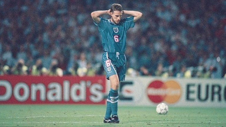 10. Дузпите на Англия през 1996-а
Стюърт Пиърс се реваншира за пропуска си през 1990, отбелязвайки от дузпа във вратата на Испания. Но 4 дни по-късно "Уембли" плака, след като Саутгейт пропусна срещу бъдещия шампион Германия.
