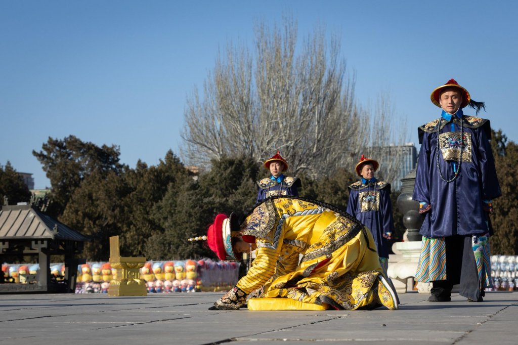 Китай посрещна Годината на Огнения кон (Снимки)