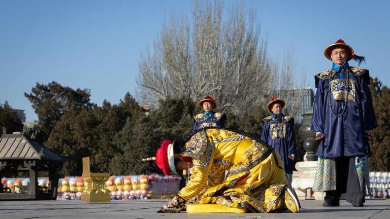 Китай посрещна Годината на Огнения кон (Снимки)