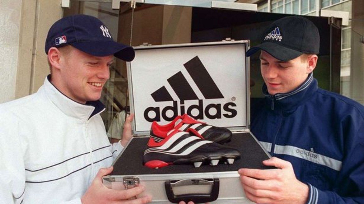 Adidas Predators
През 90-те нямаше розови обувки. Нито пък електрикови и разни други шарении, които гледаме сега. Adidas Predators бяха най-култовите бутонки, на които се радваха всички от Джерард и Майкъл Бол на снимката до всяко момче, което се молеше на баща си да има такива.