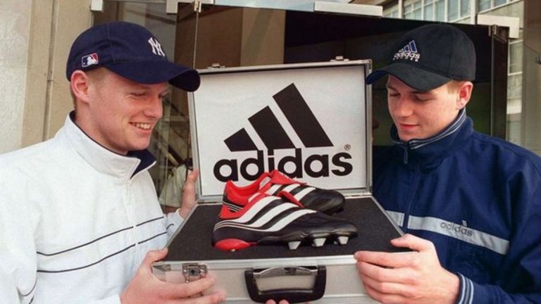 Adidas Predators
През 90-те нямаше розови обувки. Нито пък електрикови и разни други шарении, които гледаме сега. Adidas Predators бяха най-култовите бутонки, на които се радваха всички от Джерард и Майкъл Бол на снимката до всяко момче, което се молеше на баща си да има такива.