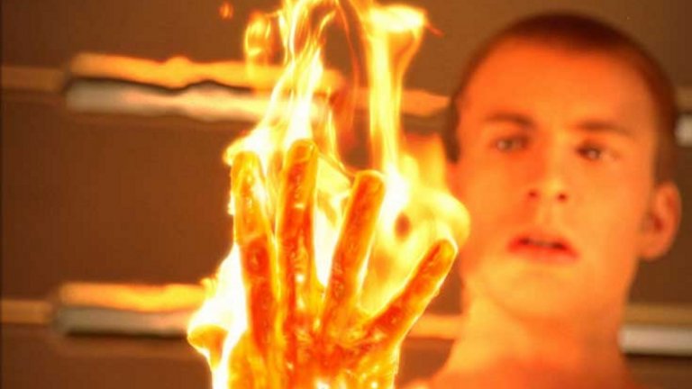 Крис Еванс - Human Torch 
В момента Крис Еванс е Капитан Америка във вселената на Marvel, но има опит с филмите за супергерои отпреди това. През 2005-а излиза "Фантастичната четворка", но отзивите са плачевни. 
В сайта Rotten Tomatoes продукцията събира само 27% одобрение, а Еванс започва да съжалява, че се е захванал с такъв провал. Според слуховете в момента актьорът обяснява на всички, че това е примерът как НЕ се прави суперпродукция.