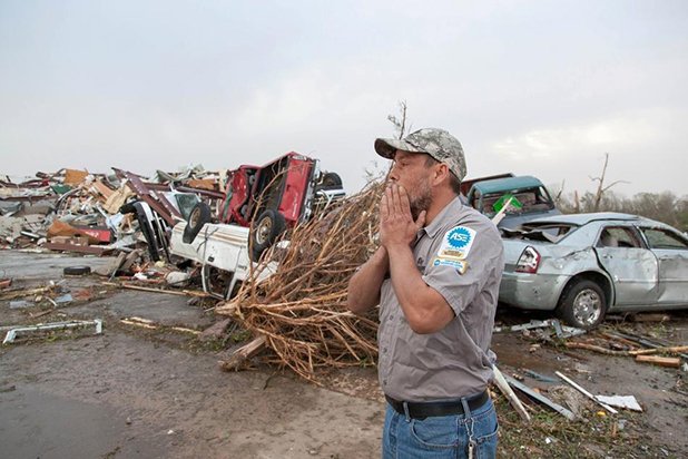 Мъж в Мейфлауър вижда какво е останало от автосервиза му след торнадото