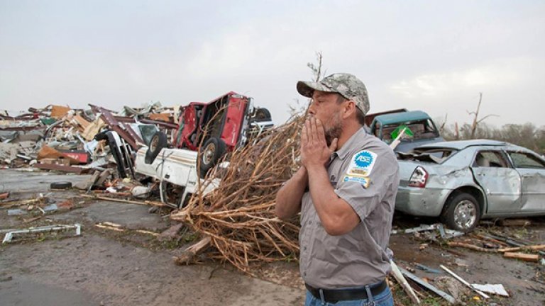 Мъж в Мейфлауър вижда какво е останало от автосервиза му след торнадото