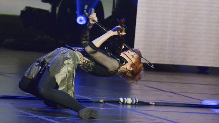 Линдзи Стърлинг: 6 милиона
Тя свири на цигулка, но едновременно с това и танцува. В музиката си смесва дъбстеп и класика и представлява един уникален артист, макар и в началото недооценен, както често се случва. Стърлинг започва да пуска своите клипове през 2007 г., след като не успява да постигне договор с никоя от големите звукозаписни компании. Сега те умират да се обвържат с нея, но тя вече не се нуждае от тях.